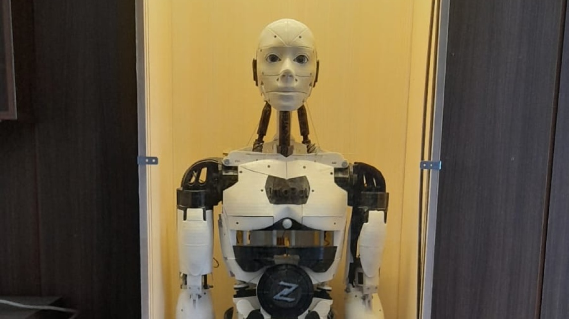 Teknofest finalisti İntobot robotumuzu okulumuzun girişinde sergiledik!